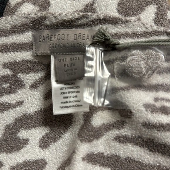 Barefoot dreams gray animal print shawl - Picture 7 of 7